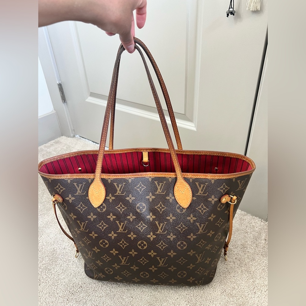 Medium never full Louise Vuitton with wallet